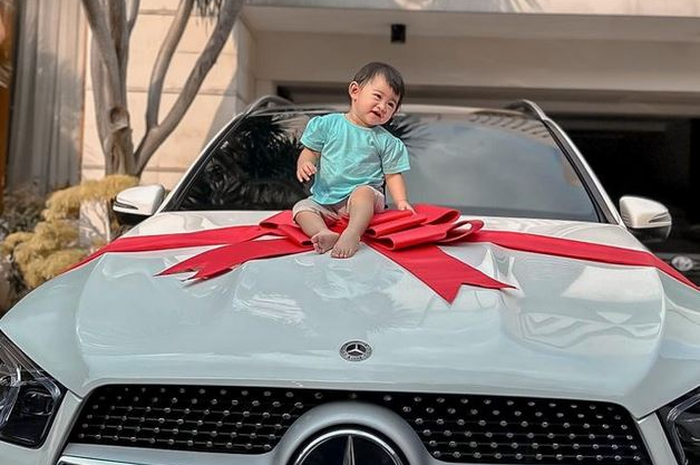 Anak Ria Ricis, Moana, naik mobil Mercedez Benz hadiah ulang tahun pertamanya.