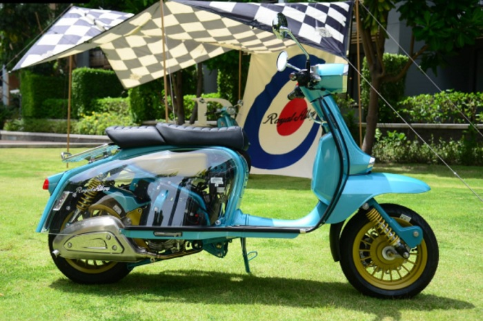 Modifikasi motor Royal Alloy GP150 pakai tepong akrilik bening.