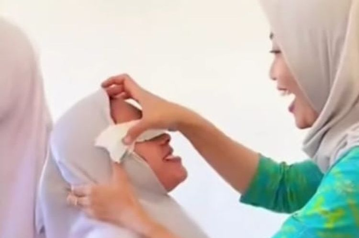 Guru SMA Negeri 1 Bergas Kabupaten Semarang membersihkan riasan siswi dalam rangka penertiban
