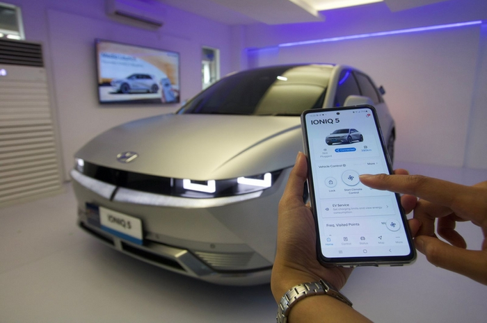 Penggunaan Bluelink di IONIQ 5 untuk mengendalikan mobil lewat internet hape