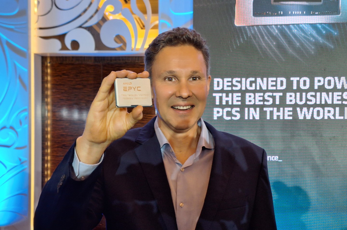 Director of Commercial Sales, AMD, Asia Pacific Region Alexey Navolokin bersama dengan AMD Epyc Generasi ke-4