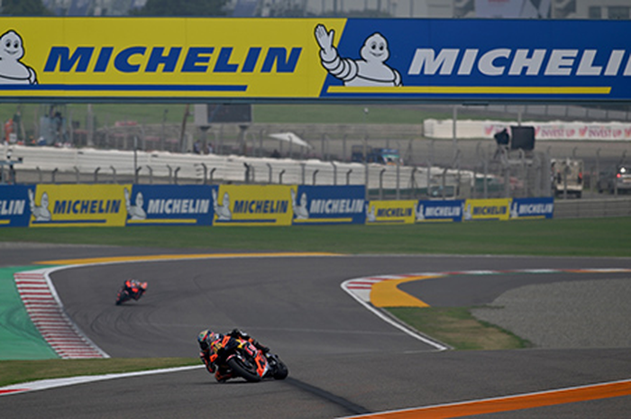 Bukan tikungan lagi yang dikeluhkan pembalap dan skuat MotoGP soal sirkuit internasional Buddh MotoGP India 2023, melainkan marshal