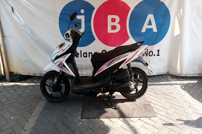 Motor murah Honda Vario 110 dilelang Rp 4 juta di Jakarta, STNK dan BPKB komplet pajak hidup.