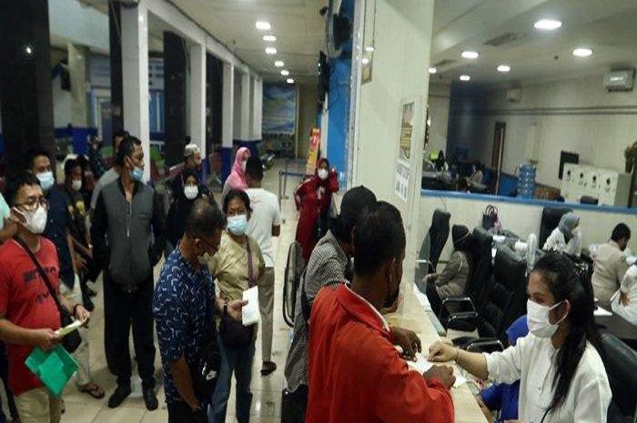 Foto ilustrasi bayar pajak kendaraan di samsat. Ayo urus siapkan STNK dan BPKB, pemutihan di daerah ini akan berakhir.