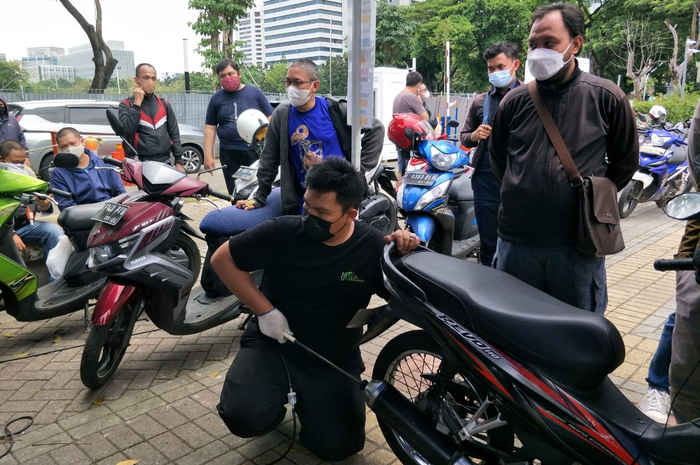 Motor yang tak lolos uji emisi akan sulit membayar pajak STNK. Ini loh pentingnya uji emisi. 