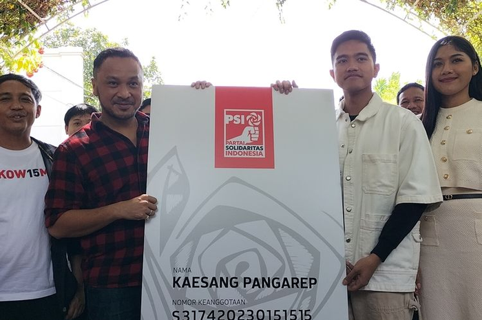 Putra bungsu Presiden Jokowi, Kaesang Pangarep, resmi menjadi kader PSI, KTA langsund diserahkan oleh Giring Ganesha selaku Ketum PSI.