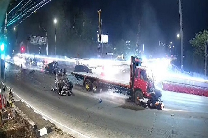 Sebuah truk tabrak motor dan mobil di Bawen, 4 orang tewas dalam kecelakaan.