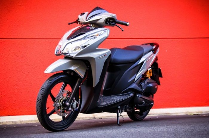 Modifikasi motor Honda Vario 125 lawas. Ubahan simpel tapi hasilnya mewah.