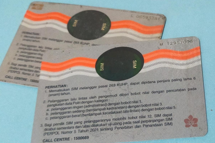 Baca keterangan di halaman belakang SIM tertera sistem poin
