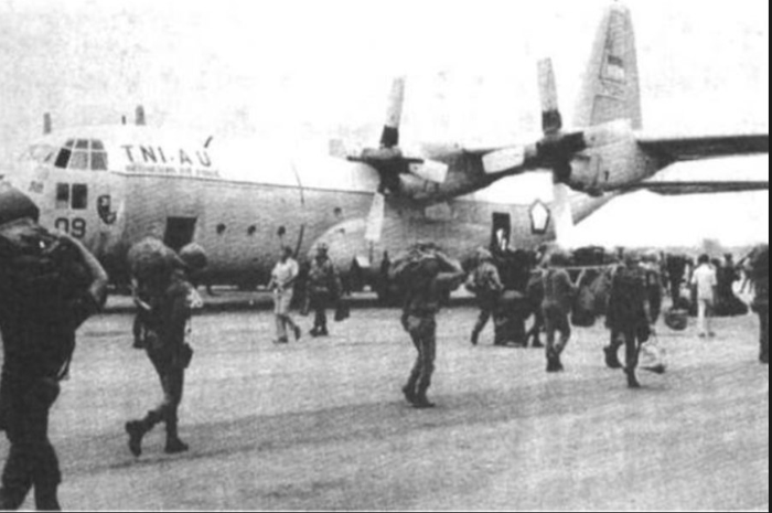 TNI AU sedang mepersiapkan diri di Lanud Iswahyudi sebelum Operasi Seroja, Desember 1975.