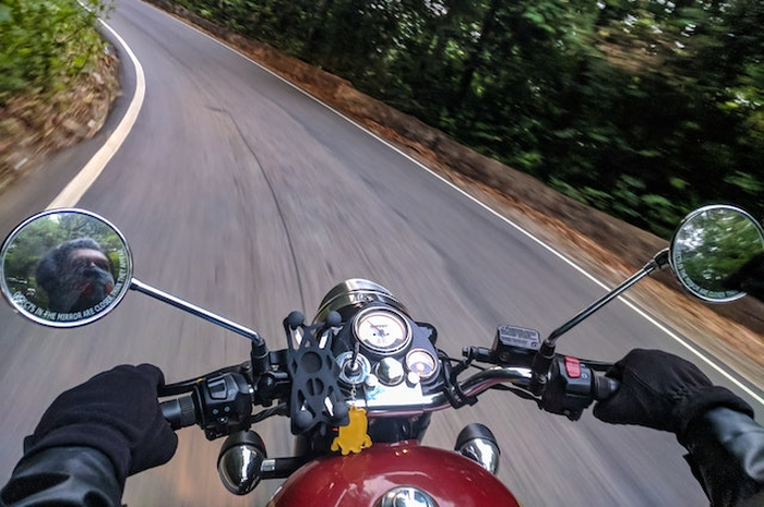 Ilustrasi pengendara motor
