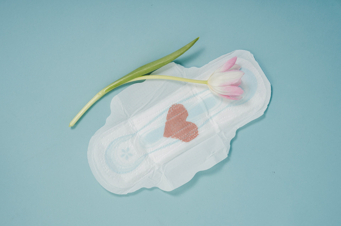 Untuk itu sebelum terlambat, kenali risiko bahaya melakukan hubungan intim ketika menstruasi atau haid.