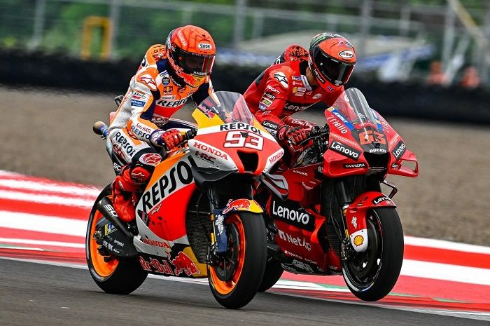 Marc Marquez (kiri) kabarnya ke Ducati jelang MotoGP Mandalika 2023, Francesco Bagnaia (kanan) komentar begini.