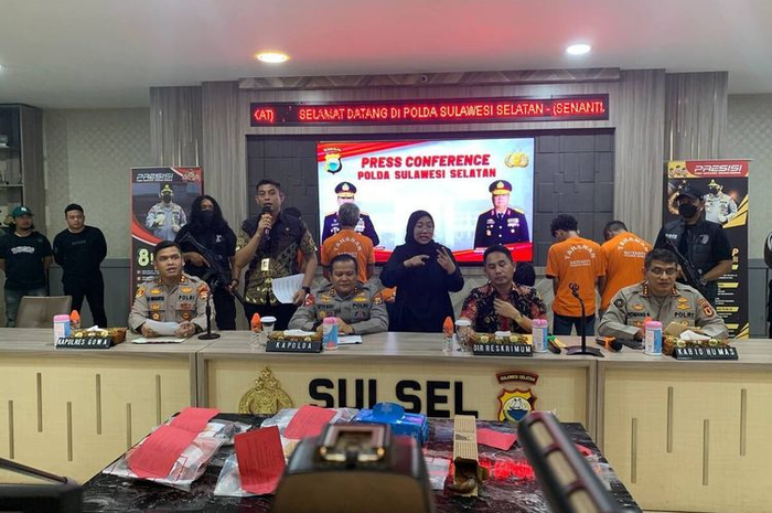 Kapolda Sulsel Irjen Pol Setyo Boedi Moempoeni Harso yang memimpin ekspose pengungkapan kasus poliandri tragis di Gowa di aula Mapolda Sulsel, Jalan Perintis Kemerdekaan, Kota Makassar, Sulawesi Selatan (Sulsel), Jumat (6/10/2023)
