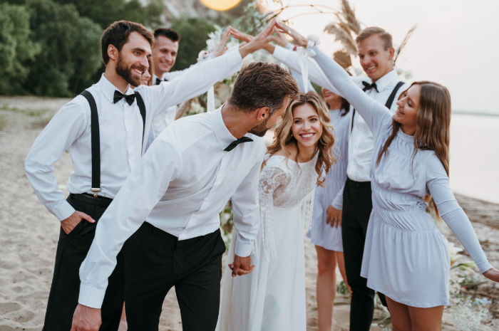ilustrasi bridesmaid dan groomsmen di pernikahan