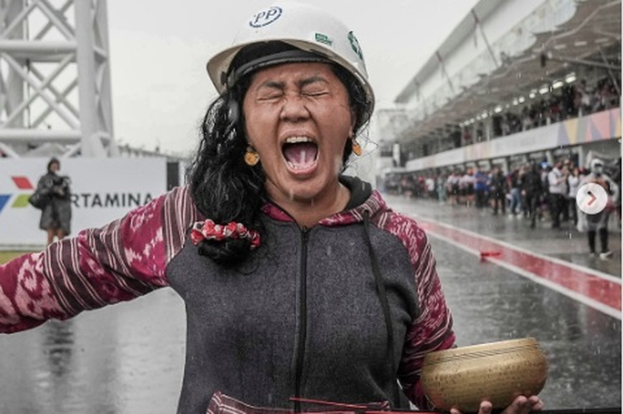 Mbak Rara pawang hujan di MotoGP Mandalika 2022 berhasil menghentikan hujan.
