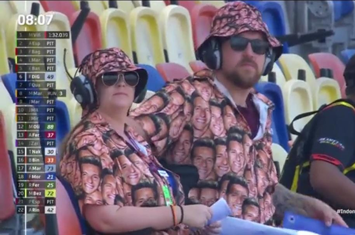 MotoGP Mandalika 2023 dihebohkan dua fans Fabio Quartararo perkara outfit yang dipakai.
