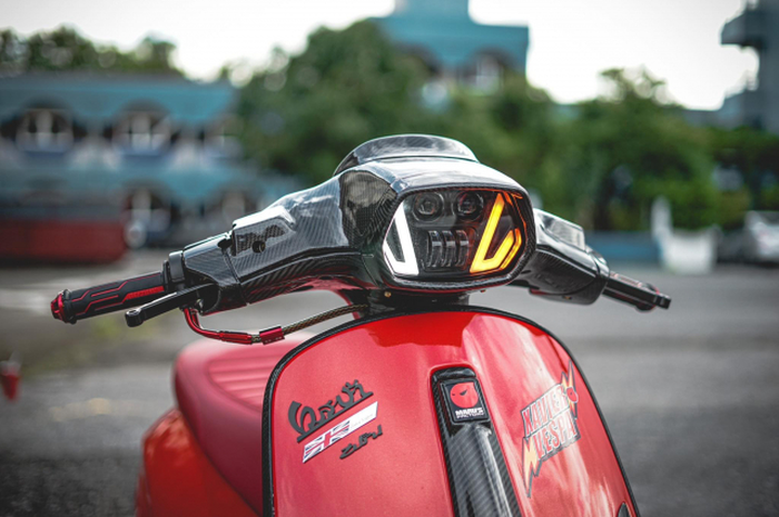 Modifikasi motor Vespa Sprint racing look. Setang drophead mencuri perhatian.