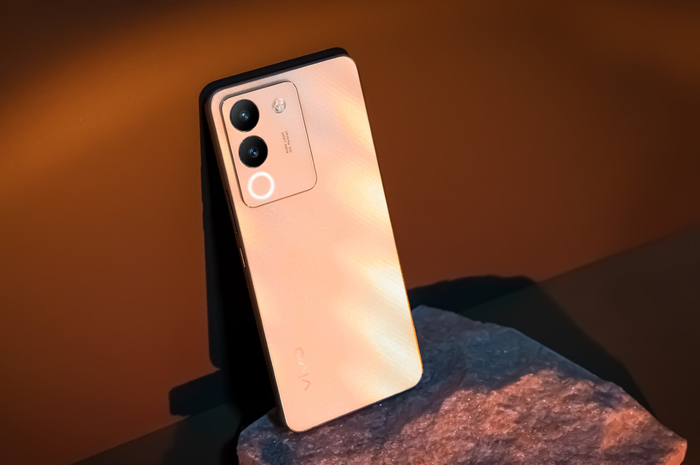 Vivo V29e dalam varian warna emas