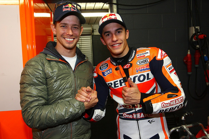 Casey Stoner (kiri) menyayangkan Honda rela melepaskan Marc Marquez tanpa punya pengganti yang tepat