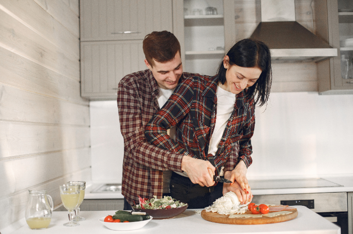 ilustrasi memasak bareng pacar
