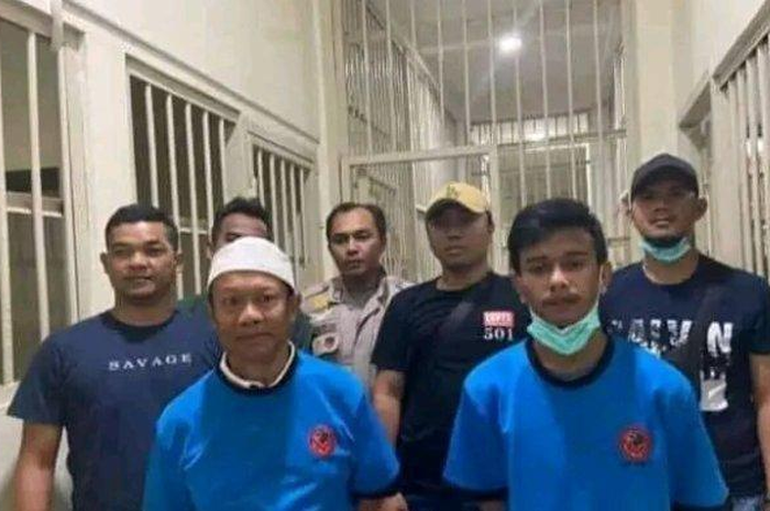 Muhamad Ramdanu atau Danu dan Yosef Hidayah alias Yosep saat digiring Petugas ke Ruang Tahanan Polda usai ditetapkan menjadi tersangka kasus Pembunuhan Ibu dan anak di Jalancagak 