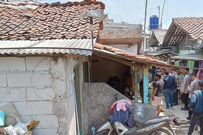 Dewi (25), meregang nyawa dengan luka tusuk di sekujur tubuhnya akibat ditikam denga pisau bertubi-tubi oleh Firman (36), kakak kandungnya sendiri di rumah mereka
