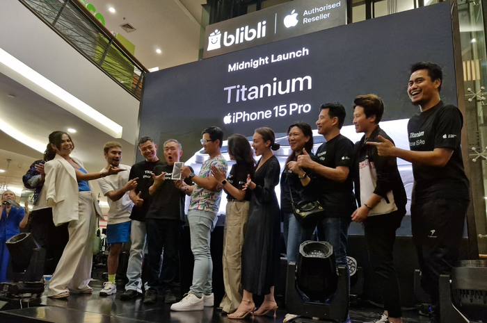 BliBli menyerahkan sejumlah unit iPhone 15 di acara midnight launch yang telah dipesan