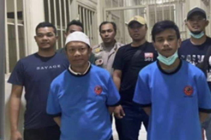 Beredar foto dan penampakan Yosef dan Danu tersangka kasus Subang pakai baju tahanan. Keluarga besar korban, Tuti dan Amalia kecewa dua tahun kena prank pelaku.