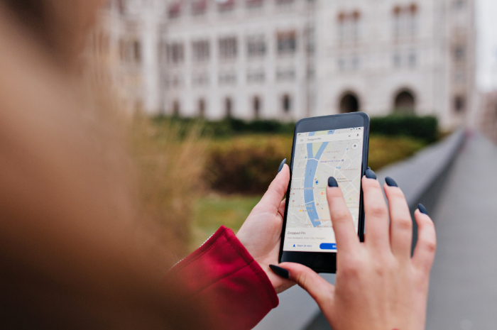 Wanita pergoki pacar selingkuh lewat Google Street.