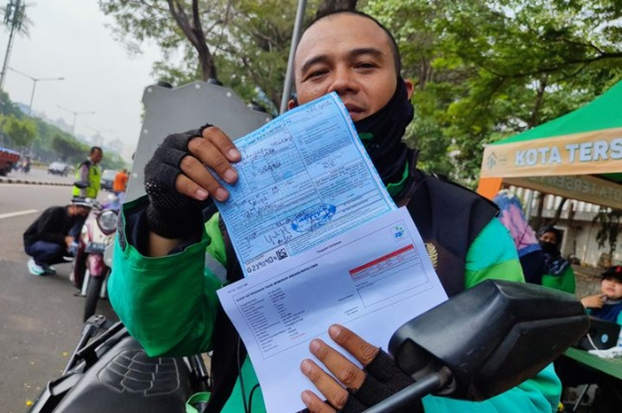 Ilustrasi driver ojol yang kena tilang uji emisi