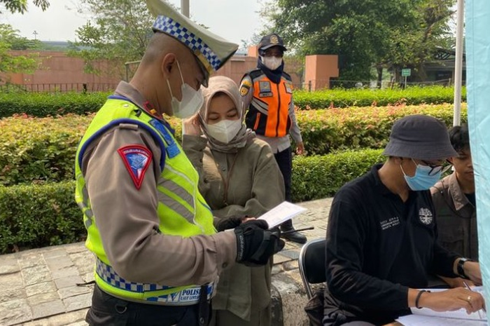 Razia uji emisi kembali digelar hari ini, Rabu (1/11/2023) di Jakarta, motor yang tidak lolos uji emisi bisa kena dua kali tilang.