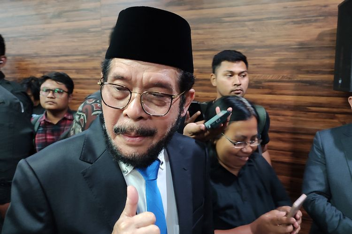 Ada beberapa dugaan geganjilan yang terjadi di seputar putusan Mahkamah Konstitusi (MK) terkait batas usia capres-cawapres.