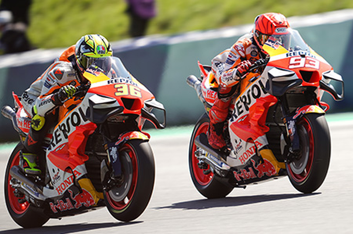 Marc Marquez (kanan) buktikan jam terbang di MotoGP itu penting unggl dari Joan Mir (kiri), ditunjukkan dalam permainan unik