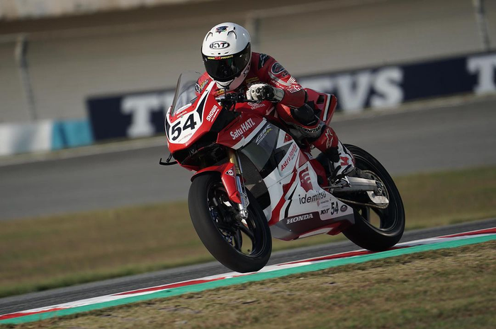 Veda Ega Pratama memenangkan balap Race 2 ARRC China 2023 kelas AP250. 