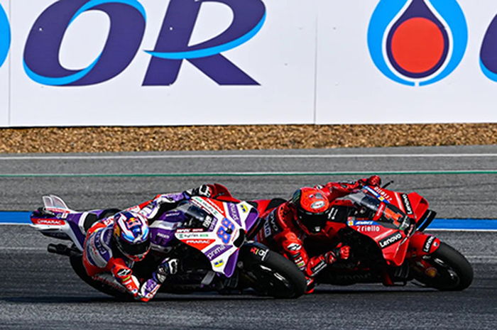 Fanatikan MotoGP terbelah, manat tim Pecco dan Martinator yang dukung Francesco Bagnaia (kanan) atau Jorge Martin (kiri) juara dunia MotoGP 2023
