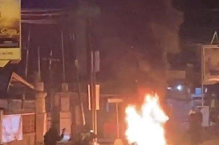 Motor diduga pelaku balap liar dibakar warga di Palangkaraya