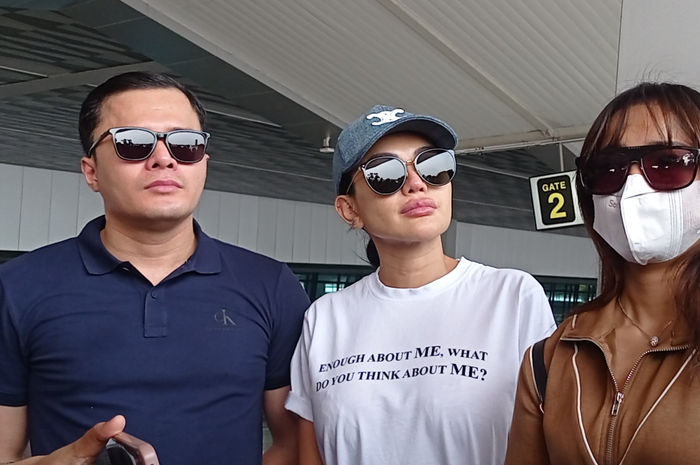Nikita Mirzani dan Fuji ditemui di Terminal 3 Bandara Soekarno - Hatta, Banten, Selasa (7/11/2023).
