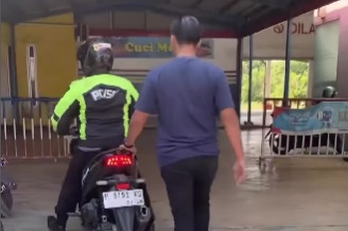 Polisi gadungan yang ugal-ugalan di Kota Semarang, Jawa Tengah akhirnya membuat surat permintaan maaf setelah viral di media sosial dan ditangkap polisi.