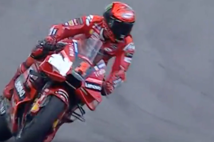Motor Ducati Pecco Bagnaia kena serpihan kertas di MotoGP Malaysia 2023
