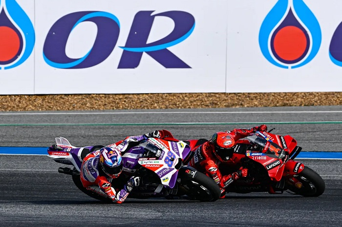 Ilustrasi pembalap Jorge Martin (kiri) melawan Francesco Bagnaia (kanan).