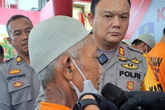 Pelaku pembunuhan terhadap istri saat berada di Polres Blitar, Rabu (8/11/2023).