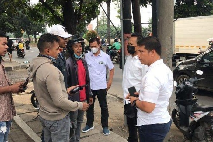 Otoritas Jasa Keuangan (OJK) membocorkan cara menghadapi debt collector yang sering melakukan teror dijamin ampuh.