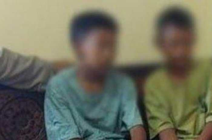 Dua bocah yang nekat ke Jakarta pasca dijemput dan berada di Mapolsek Pangarengan, Kabupaten Sampang, Madura, Selasa (21/11/2023). 
