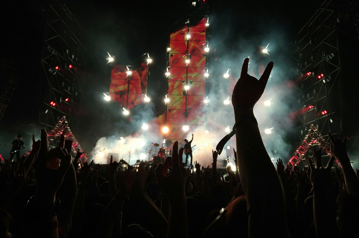 Berikut ini akan dibahas sejumlah hadiah bertema musik rock yang bisa diberikan untuk teman yang suka rock.
