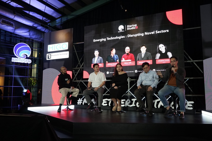 Talkshow “Emerging Technologies: Disrupting Novel Sectors” (Ki-Ka) Glennarta Hioe (CEO of HIGO), Josephine Lovensa (CEO of Secha), Randy Budi Wicaksono (CEO of Ravelware), Anthony Susanto (CEO of Contex)