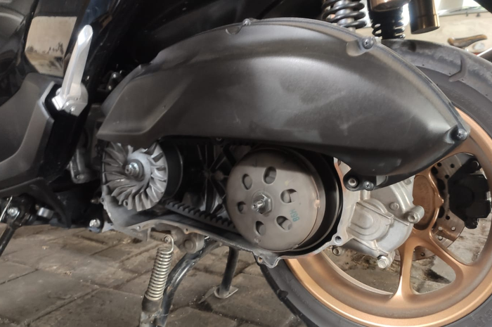 Situasi saat modifikasi motor Yamaha NMAX bagian CVT.
