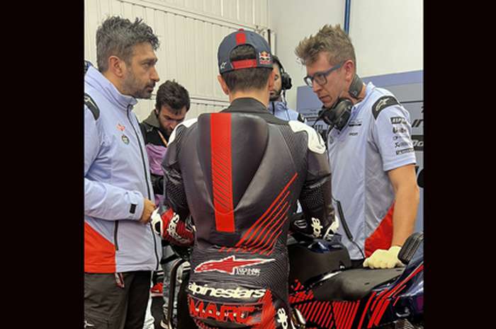 Marc Marquez (tengah) bersama crew chief baru Frankie Carchedi (kiri) di Gresini Racing saat tes Valencia 