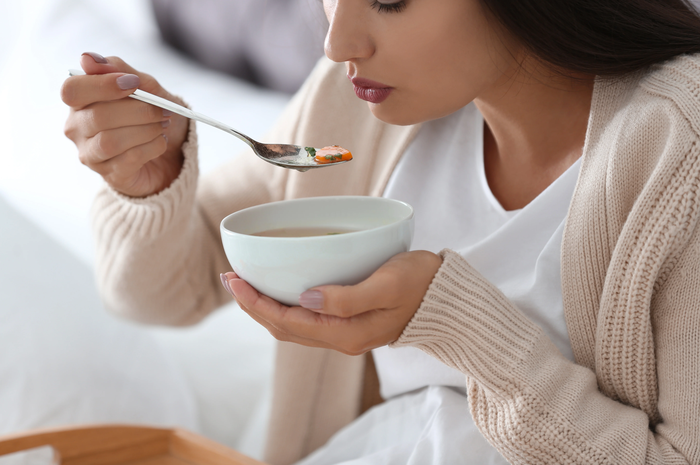 Ilustrasi meniup makanan