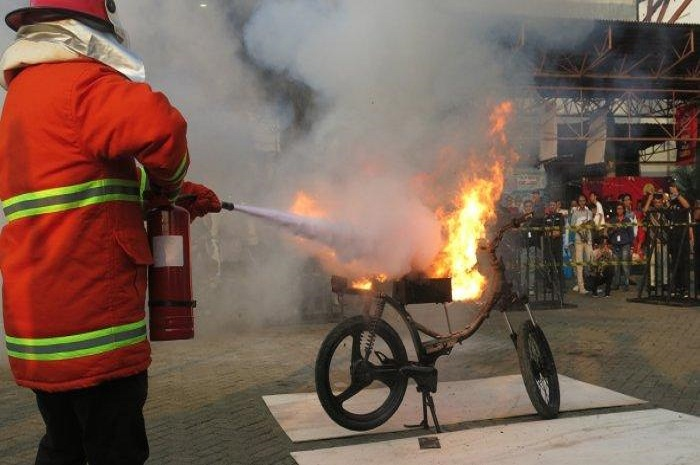 Baterai motor listrik ada juga yang terbakar
